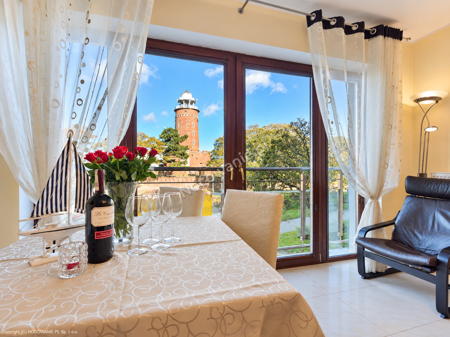 Widok na latarnię morską z apartamentu