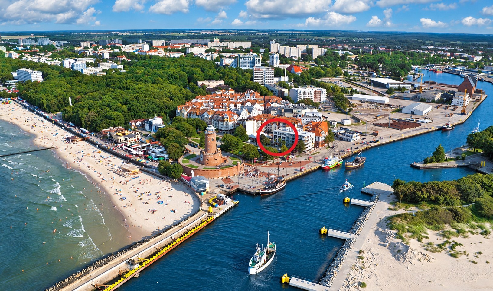 Budynek na tle plaży i wejścia do portu