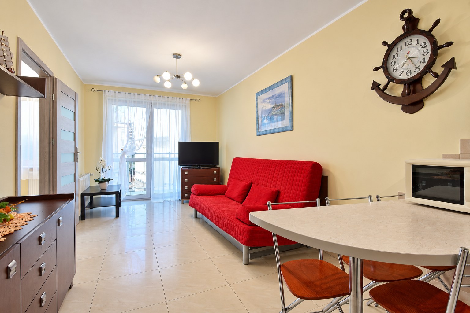 Salon z wyjściem na balkon
